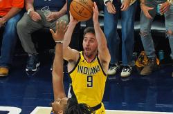 开云体育入口-包含步行者擒下老鹰，特纳发挥出色的词条