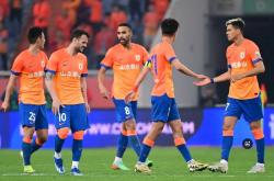 开云体育-上海德比战燃爆赛场两队火拼角逐胜负