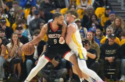 开云体育在线-勇士战胜对手，稳居领先位置