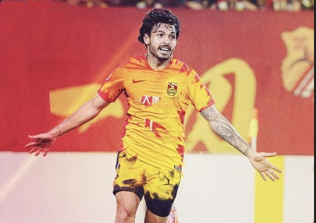 克鲁塞罗球员失误频频，导致失利