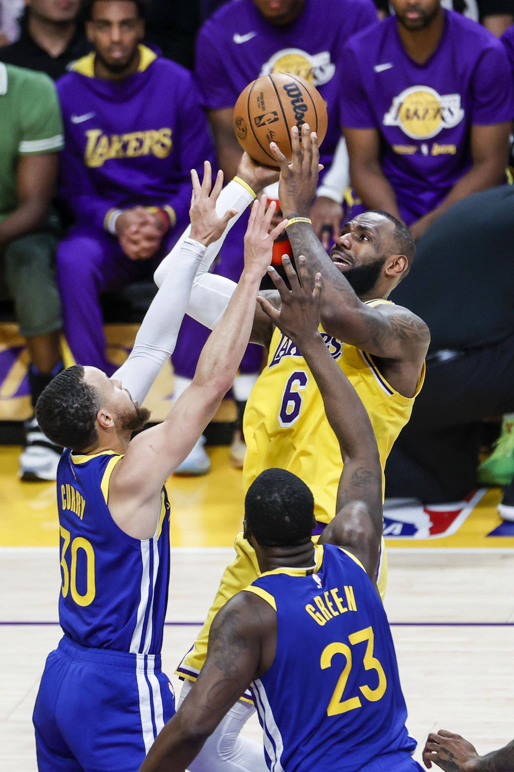 勇士在主场击败湖人，晋级西部半决赛